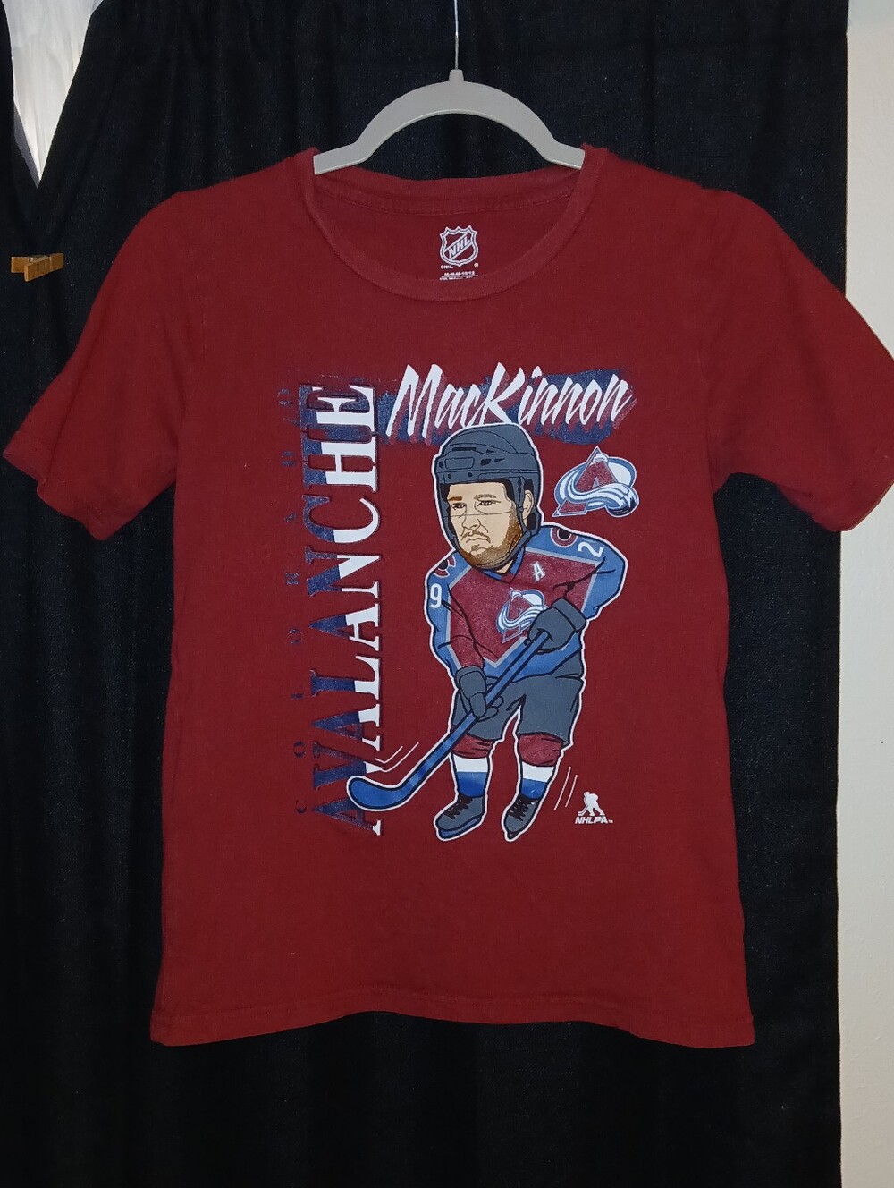 NHL Colorado Avalanche MacKinnon Cartoon Graphic Dark Red T-Shirt, Size M Youth